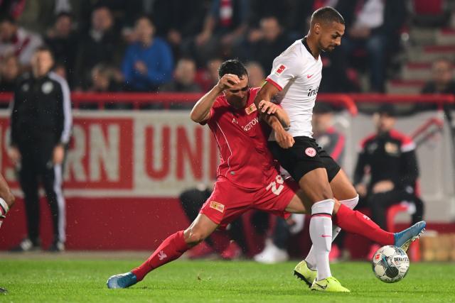 阿斯：莱万在巴萨陷入困境